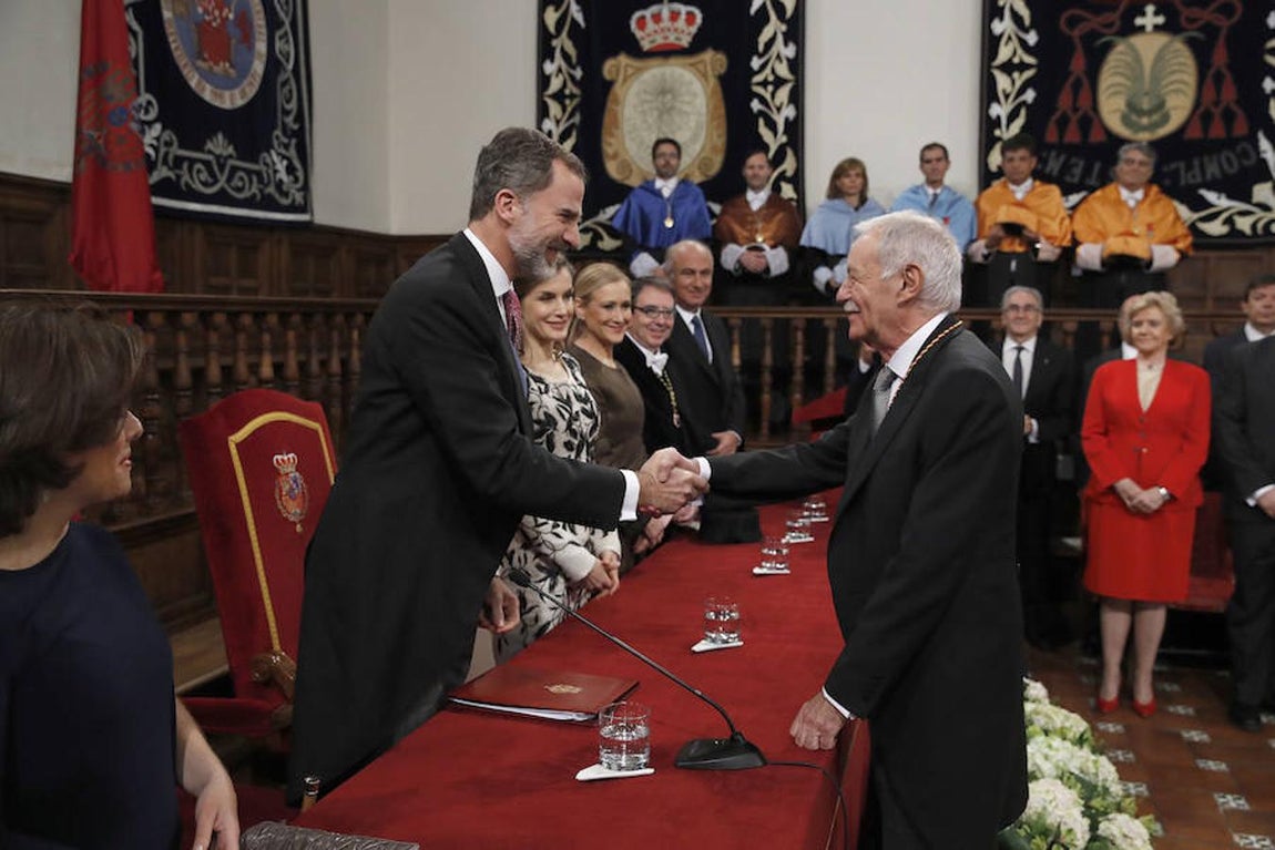 Don Felipe da la mano al escritor barcelonés. 