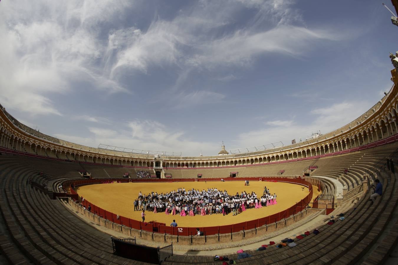 Los niños disfrutan del toreo de salón en la Maestranza