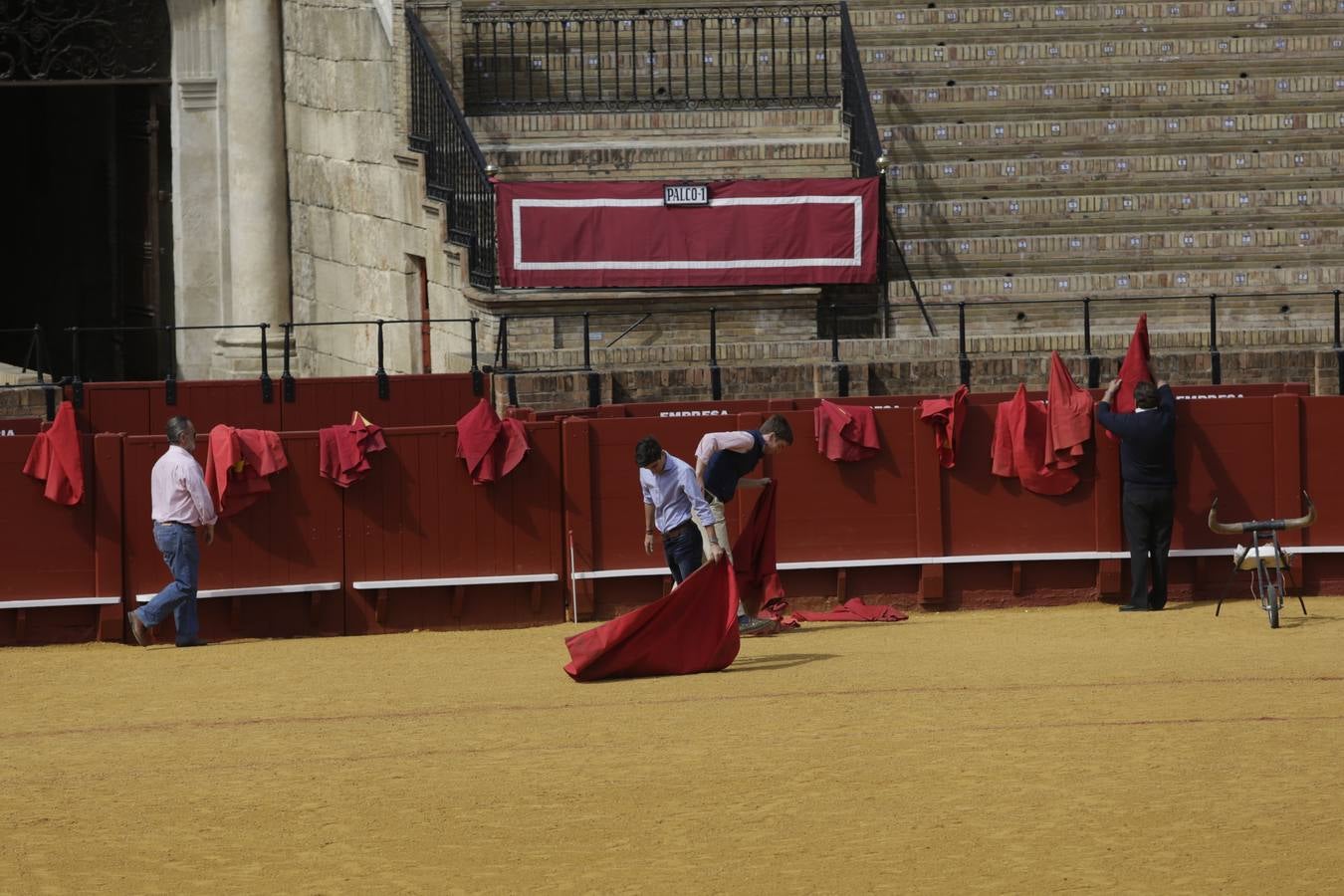 Los niños disfrutan del toreo de salón en la Maestranza