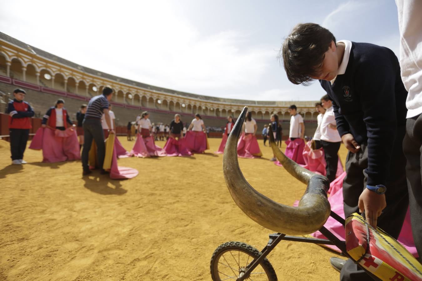 Los niños disfrutan del toreo de salón en la Maestranza