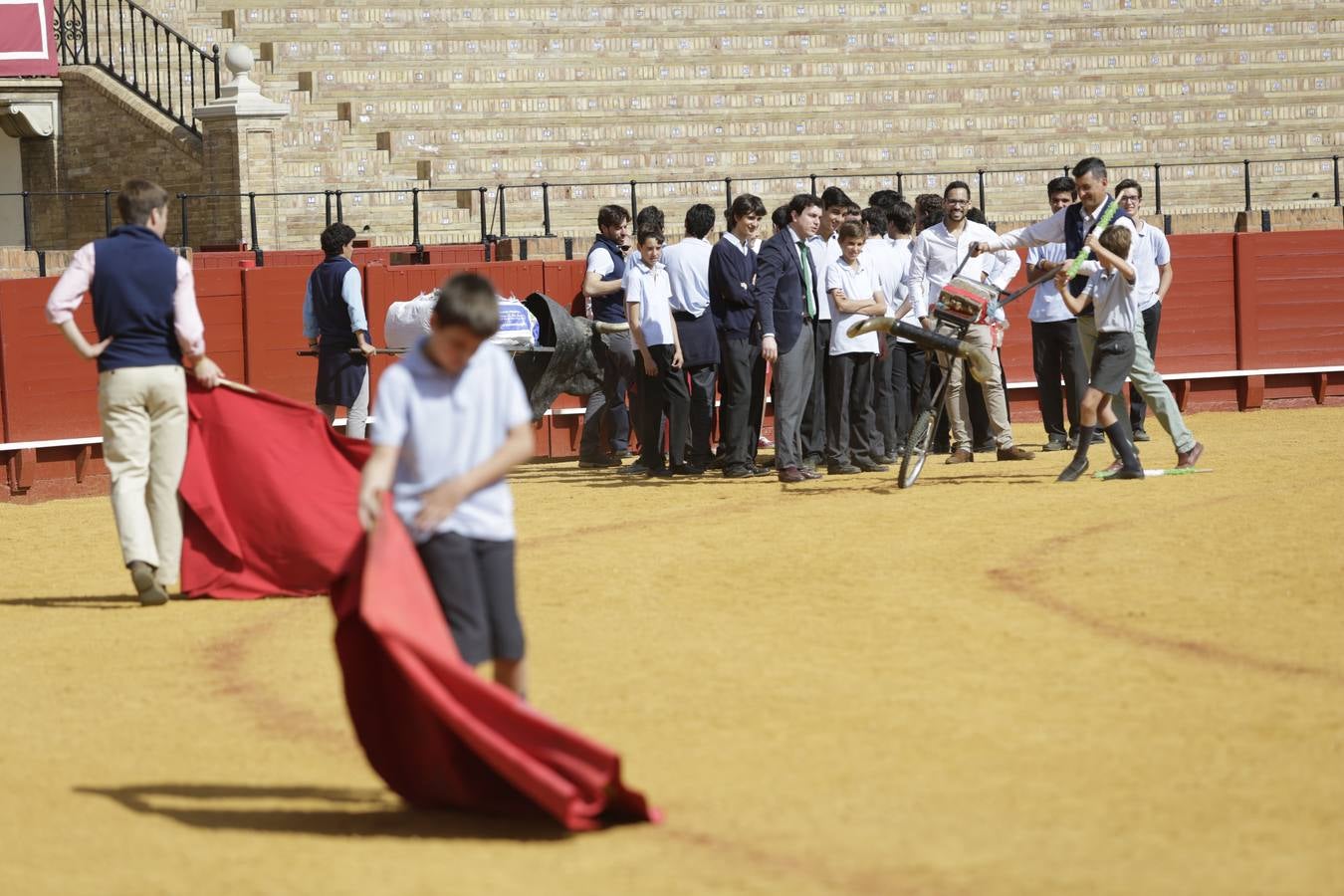 Los niños disfrutan del toreo de salón en la Maestranza