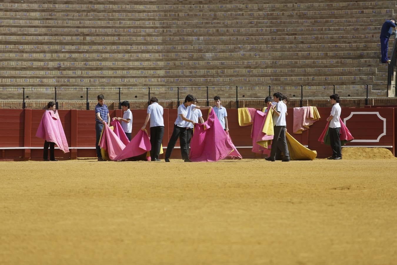 Los niños disfrutan del toreo de salón en la Maestranza