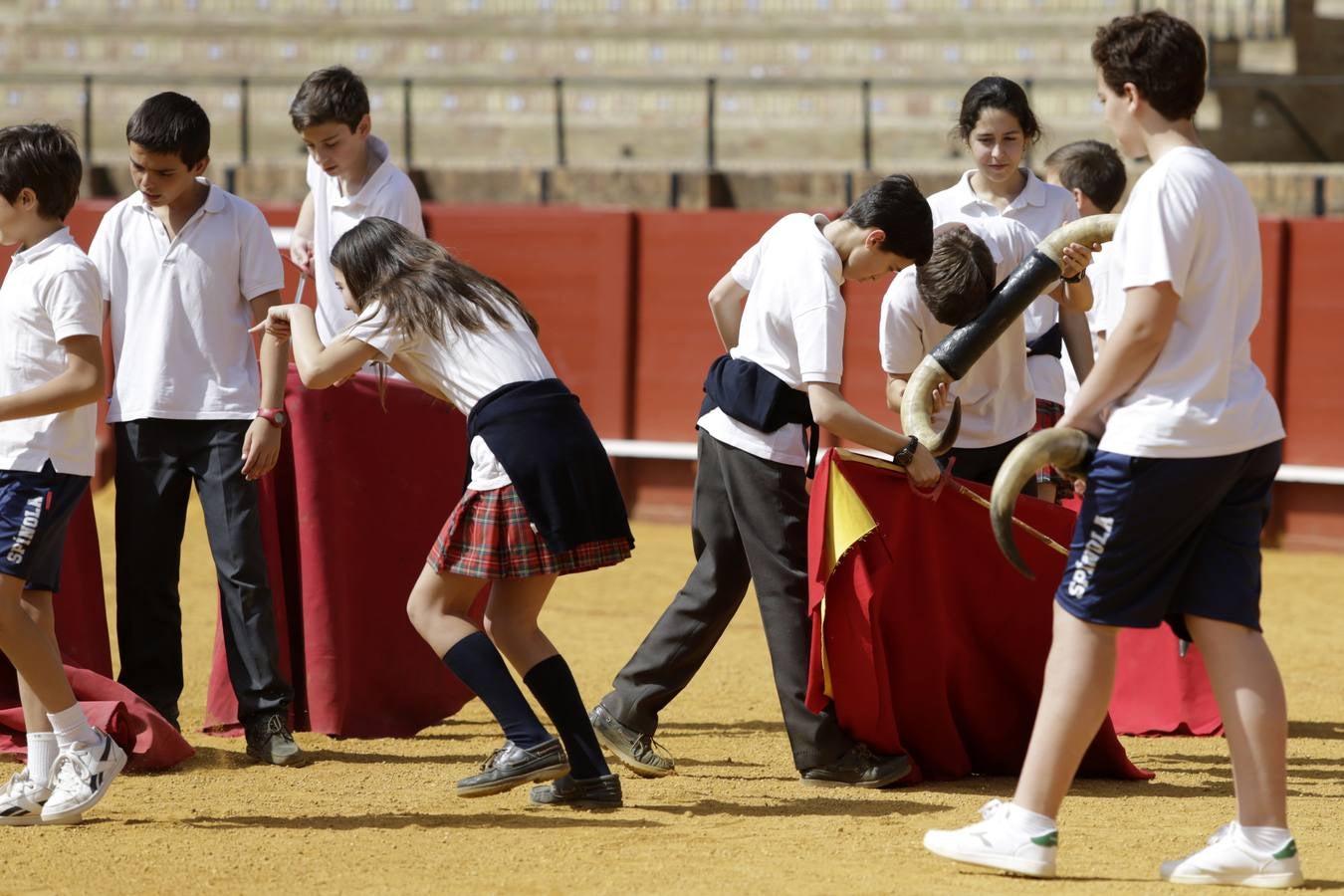 Los niños disfrutan del toreo de salón en la Maestranza