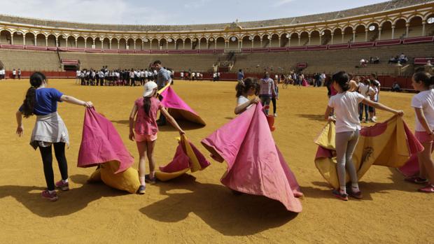 Más de un millar de estudiantes han toreado de salón sobre el albero de la Plaza de Toros de Sevilla