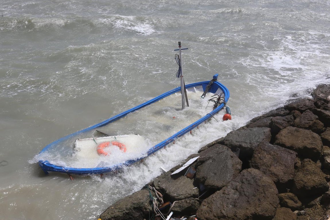 Barcos hundidos en la Bahía de Cádiz a causa del temporal de levante