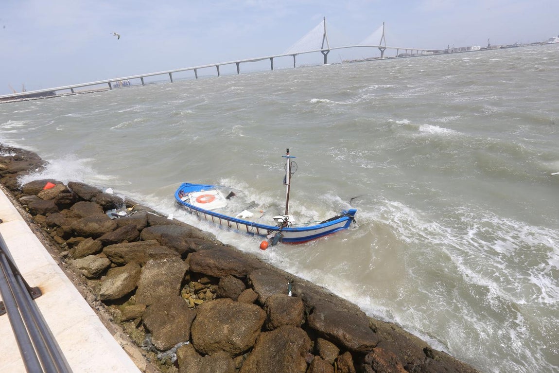 Barcos hundidos en la Bahía de Cádiz a causa del temporal de levante