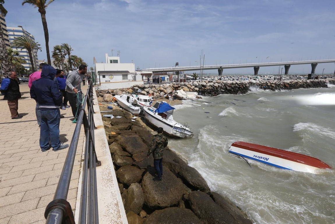 Barcos hundidos en la Bahía de Cádiz a causa del temporal de levante