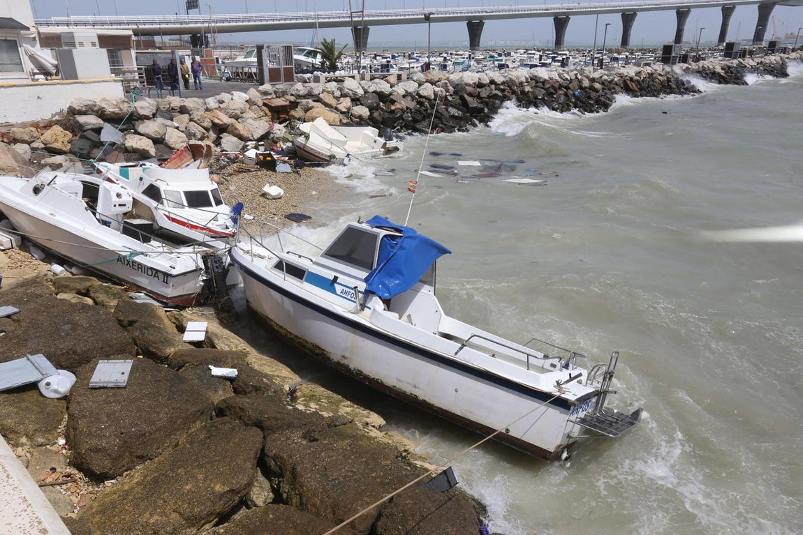 Barcos hundidos en la Bahía de Cádiz a causa del temporal de levante