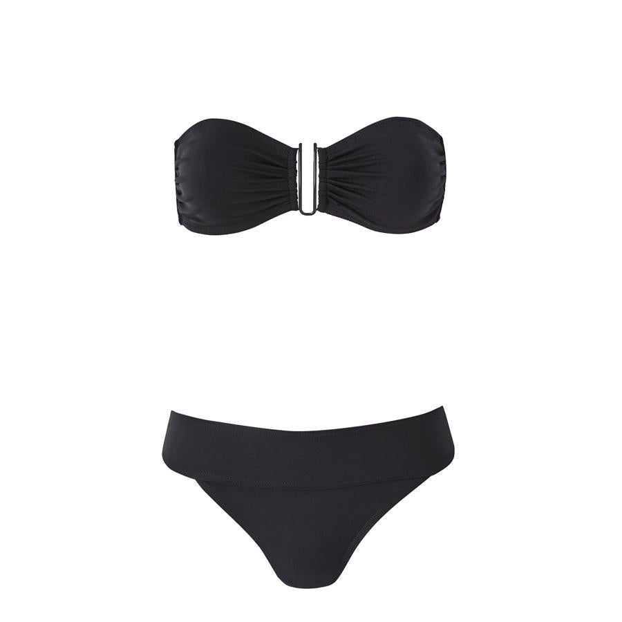 Bikini en color negro sin tirantes (100€).