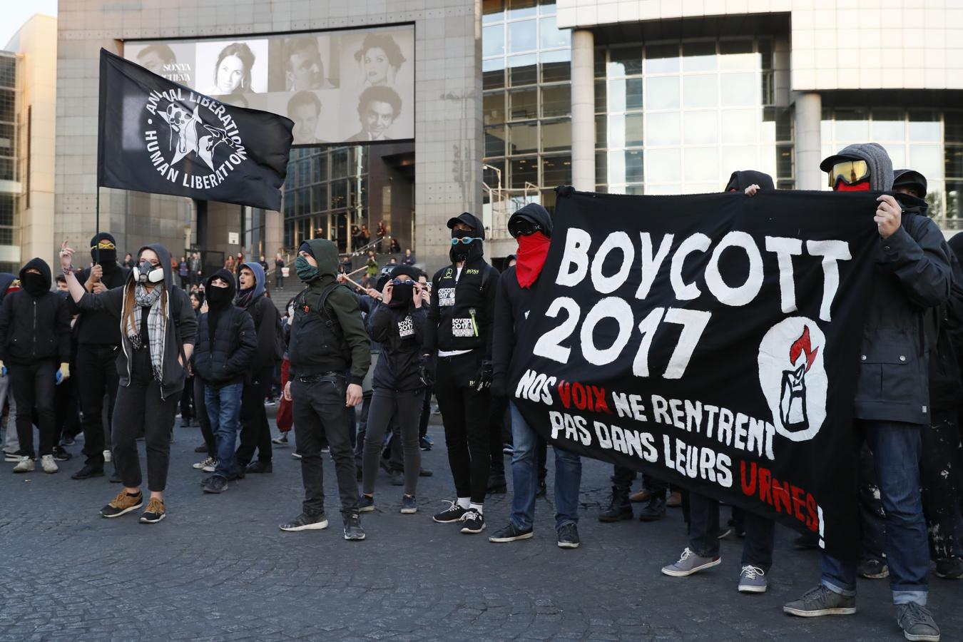 Activistas antielectorales se manifiestan en París durante la primera vuelta de las elecciones presidenciales. 