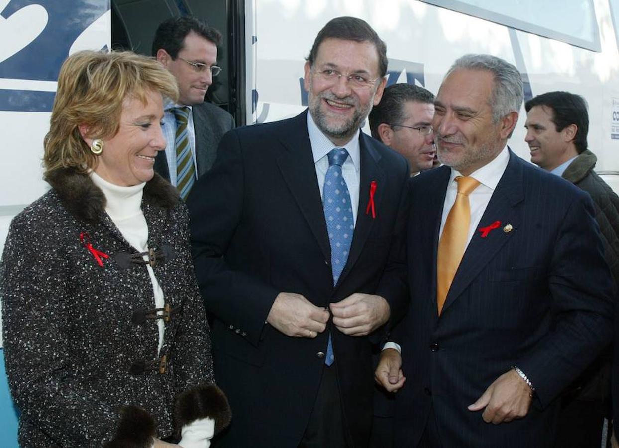 La vida política de Esperanza Aguirre, en imágenes. El 1 de diciembre de 2005 Mariano Rajoy y Esperanza Aguirre tuvieron un accidente de helicóptero en Móstoles del que salieron ilesos