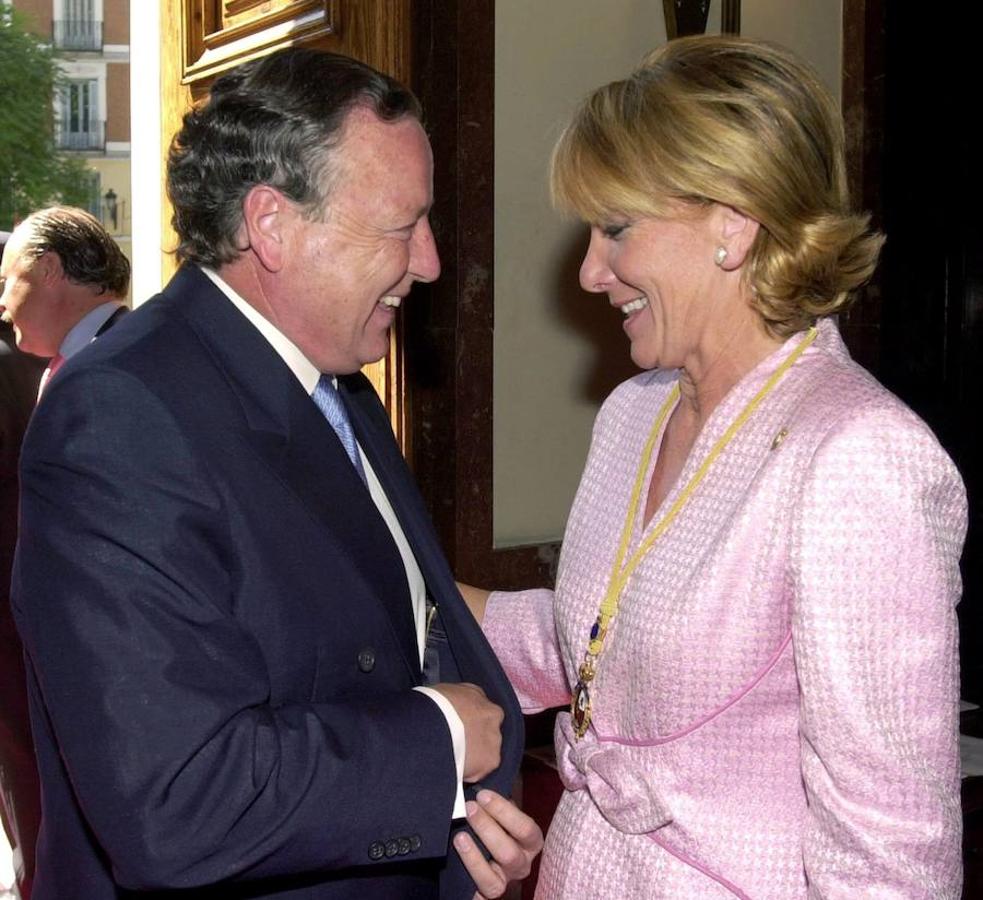 La vida política de Esperanza Aguirre, en imágenes. Imagen junto al exalcalde José María Álvarez del Manzano (1991-2003), a quien nombra concejala de Medio Ambiente, de Limpieza y de Educación en 1991 tras varios años en la oposición. Aguirre era concejala en el Ayuntamiento de Madrid por la Unión LIberal desde 1983, y se incorporado a la lista de la entonces Alianza Popular (AP) en 1987.