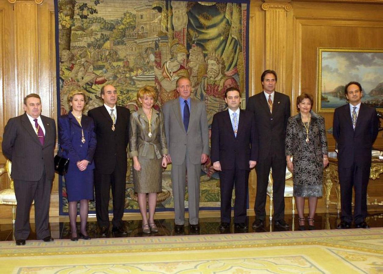 La vida política de Esperanza Aguirre, en imágenes. Durante una audiencia de los miembros de la Mesa del Senado con Don Juan Carlos