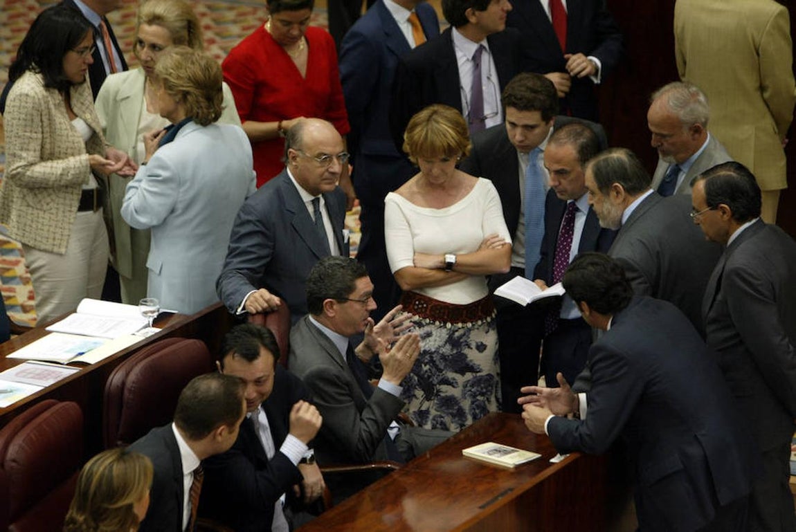 La vida política de Esperanza Aguirre, en imágenes. La ausencia de dos diputados díscolos del PSOE frustró el pacto entre PSOE e IU para ocupar la presidencia de la Comunidad de Madrid en mayo de 2003, comicios en los que los populares perdieron su mayoría absoluta,  y obligó a repetir las elecciones en octubre en las que el PP recuperó su mayoría haciendo presidenta a Esperanza Aguirre.