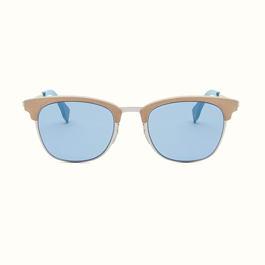 Gafas de sol modelo QBIC en color beige y azul (480€)