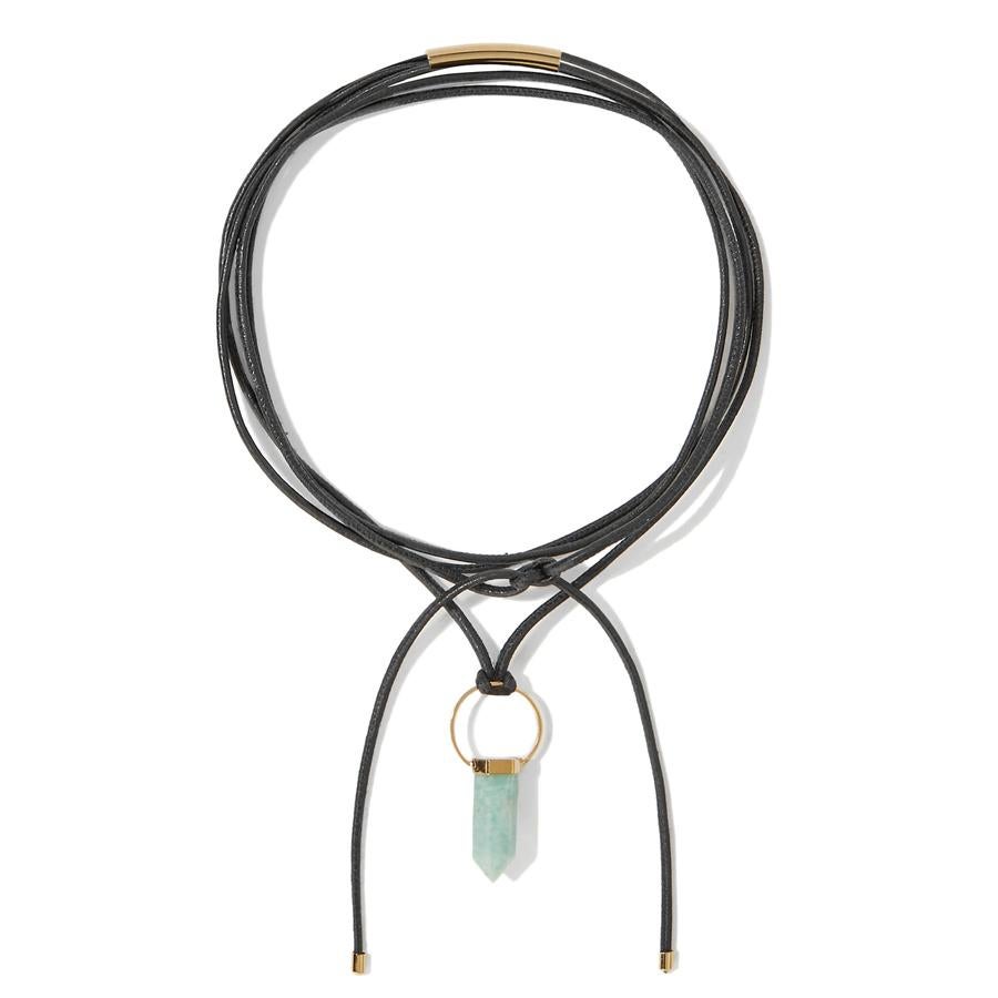 Collar de piel con piedra con detalles en dorado (160€).