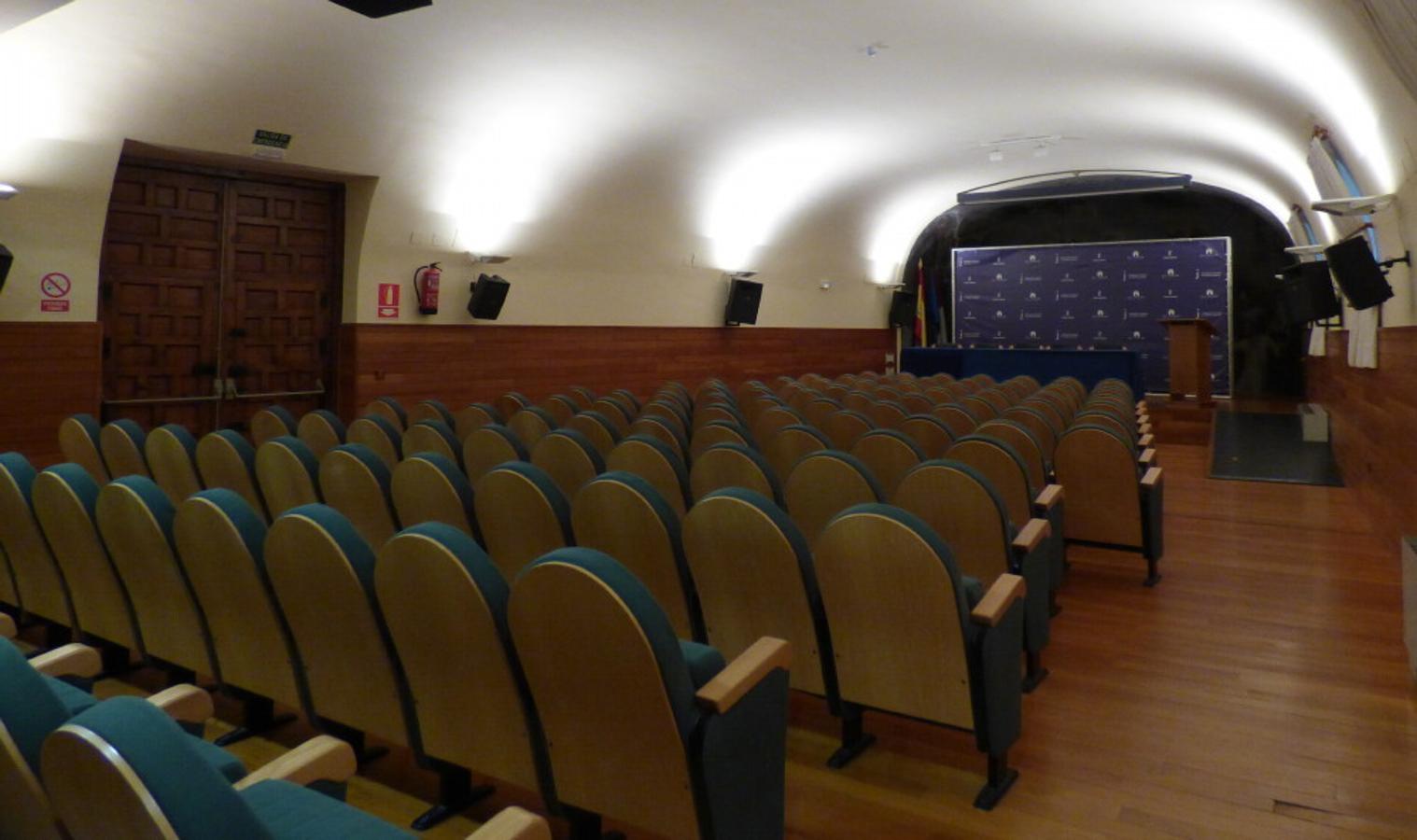 Aspecto actual de la antigua capilla adecuada como salón de actos. FOTO RAFAEL DEL CERRO. 