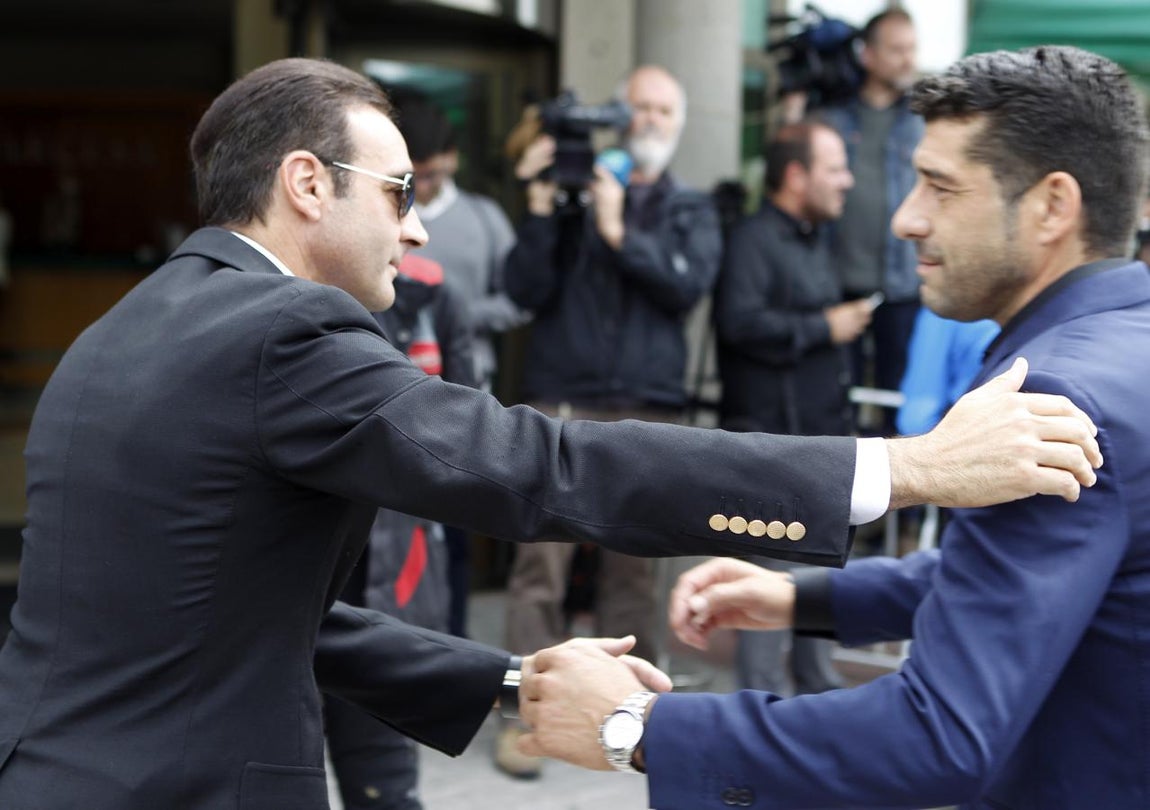 Los toreros Enrique Ponce (izquierda) y Manuel Caballero se saludan a las puertas del tanatorio. 
