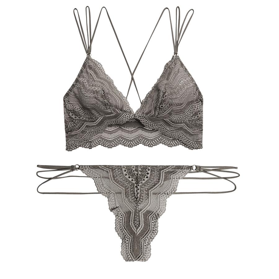 Conjunto gris, sujetador (70€) y tanga (25€)