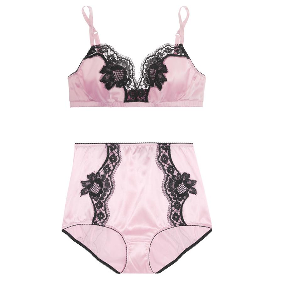Conjunto de seda satinada rosa, sujetador (265€) y slip de talle alto (245€).