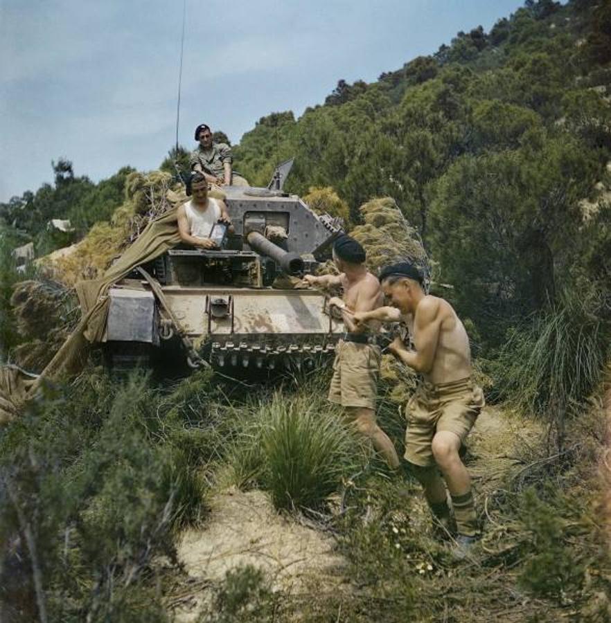 Una unidad del ejército británico en Túnez, limpiando el cañón de un tanque. 