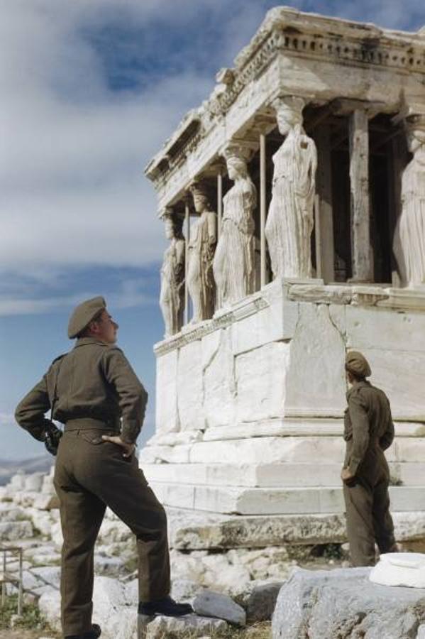 Soldados británicos admiran las Cariátides en la Acrópolis de Atenas, en octubre de 1944.. 