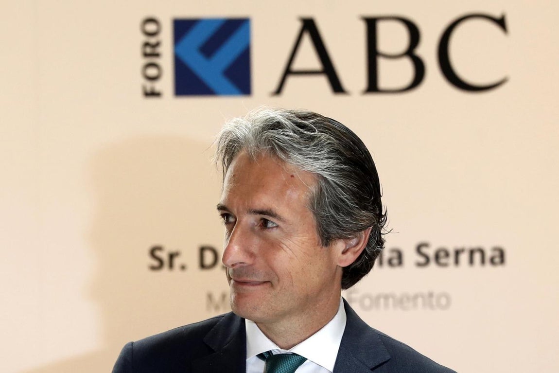 El ministerio de Iñigo de la Serna enfrenta varios temas importantes en los últimos tiempos; desde las negociaciones para la reforma del sector con los estibadores, pasando por las autopistas quebradas, hasta la situación de AENA en el mercado internacional. 