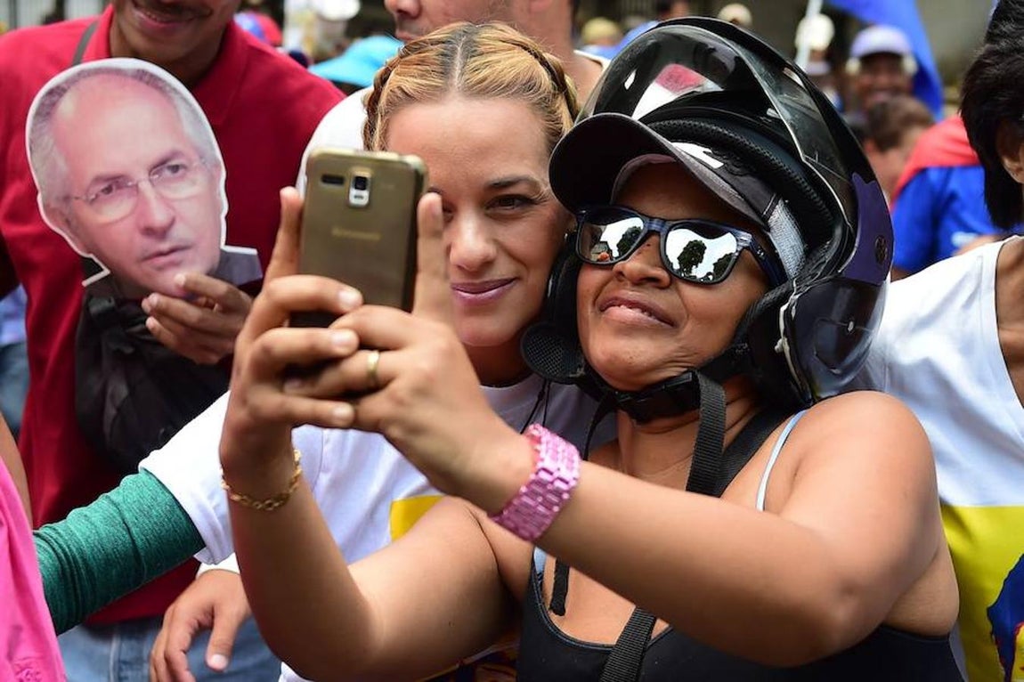 Lilian Tintori, entre los manifestantes en Caracas contra el Gobierno de Maduro. 