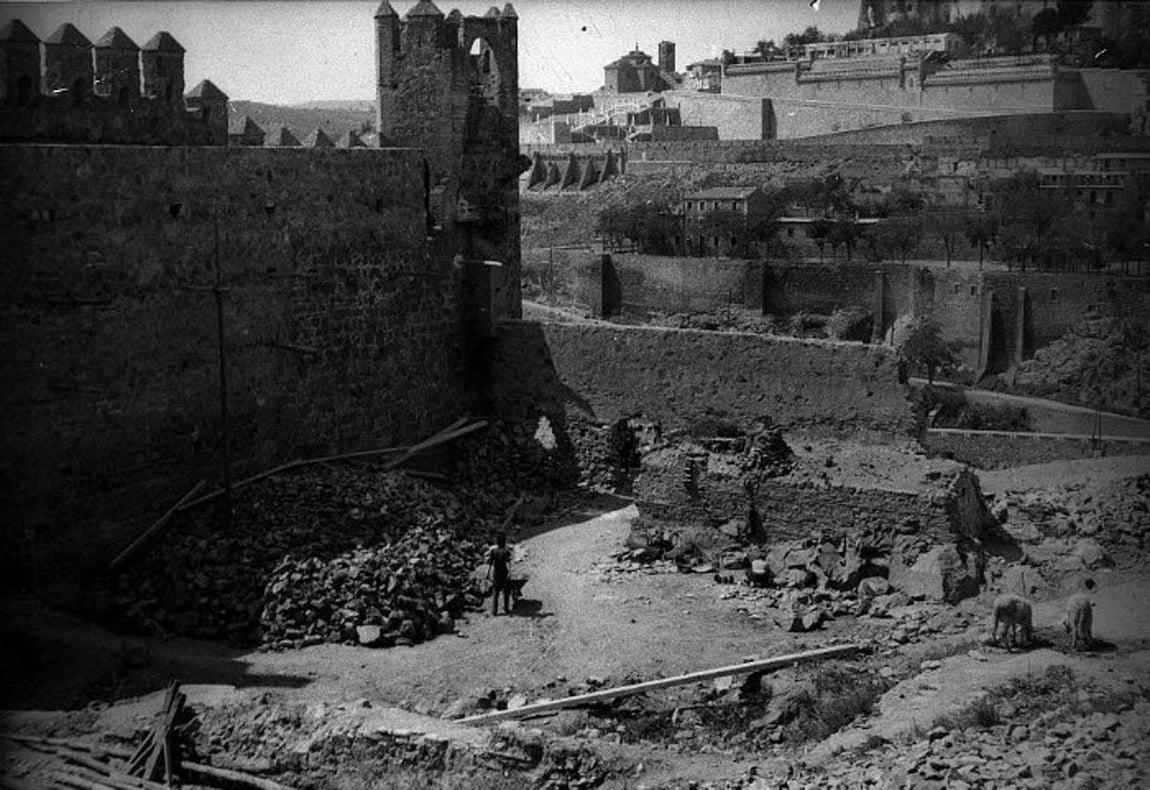 Obras en el interior del recinto amurallado de San Servando para levantar el Colegio Menor. FOTO ARCHIVO ANTONIO PAREJA. 
