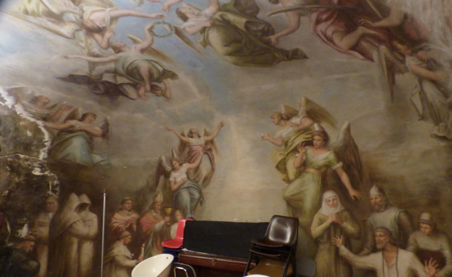 Pinturas de Gregorio Toledo en el actual salón de actos con La última comunión de Fernando III. FOTO RAFAEL DEL CERRO
