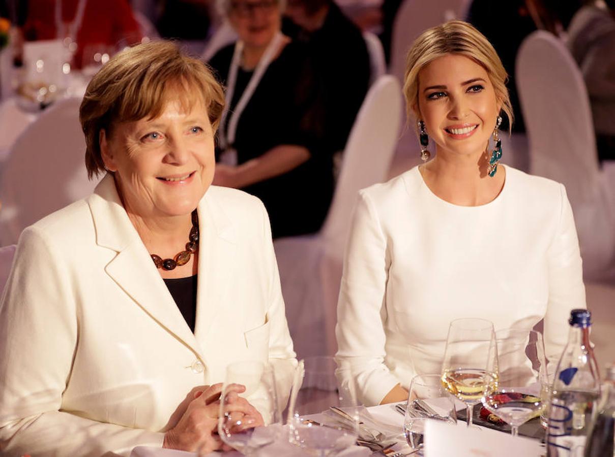 Ivanka Trump, hija y asesora del presidente estadounidense Donald Trump, y la canciller alemana Angela Merkel asisten a una cena en Berlín. 