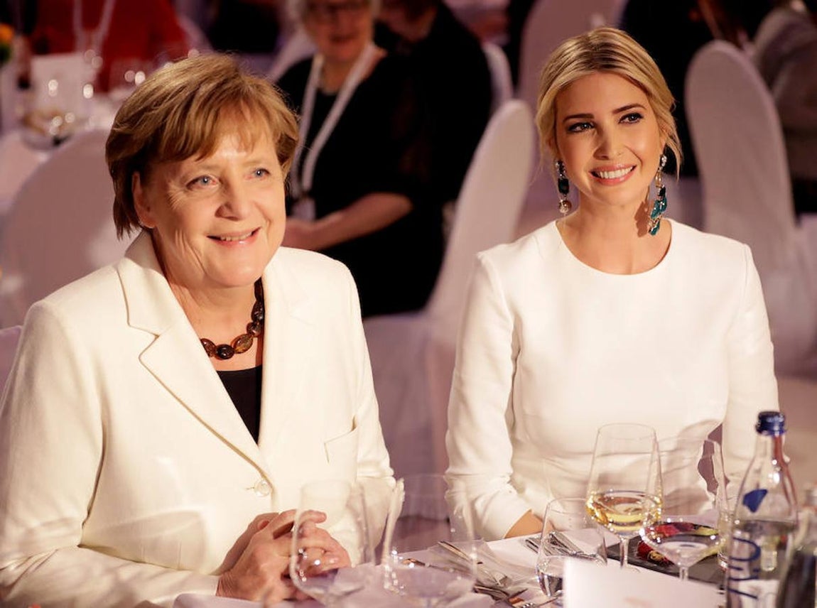 Ivanka Trump, hija y asesora del presidente estadounidense Donald Trump, y la canciller alemana Angela Merkel asisten a una cena en Berlín. 