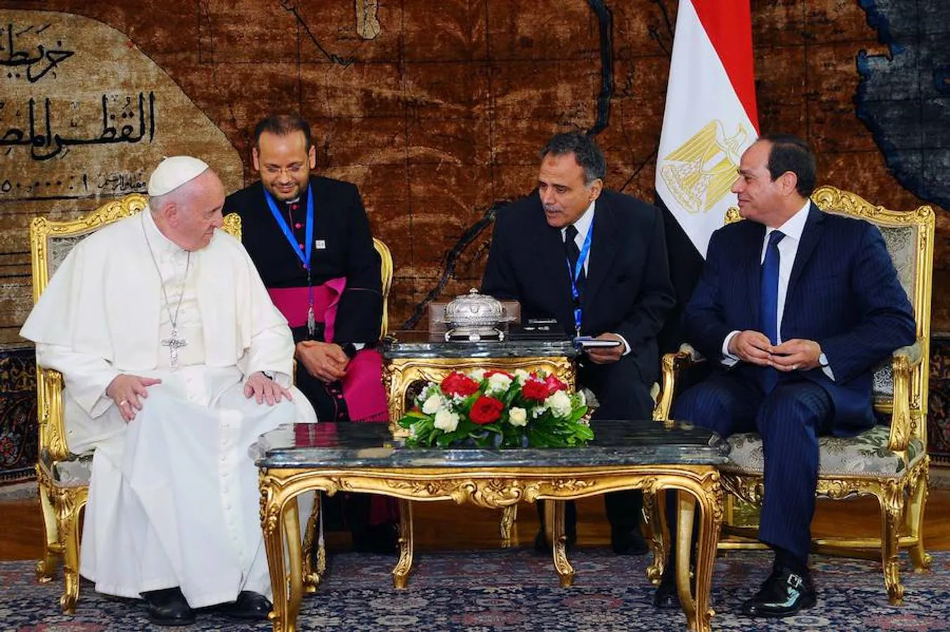 El Papa Francisco junto al presidente egipcio Abdel Fattah al-Sisi en el palacio presidencial de El Cairo