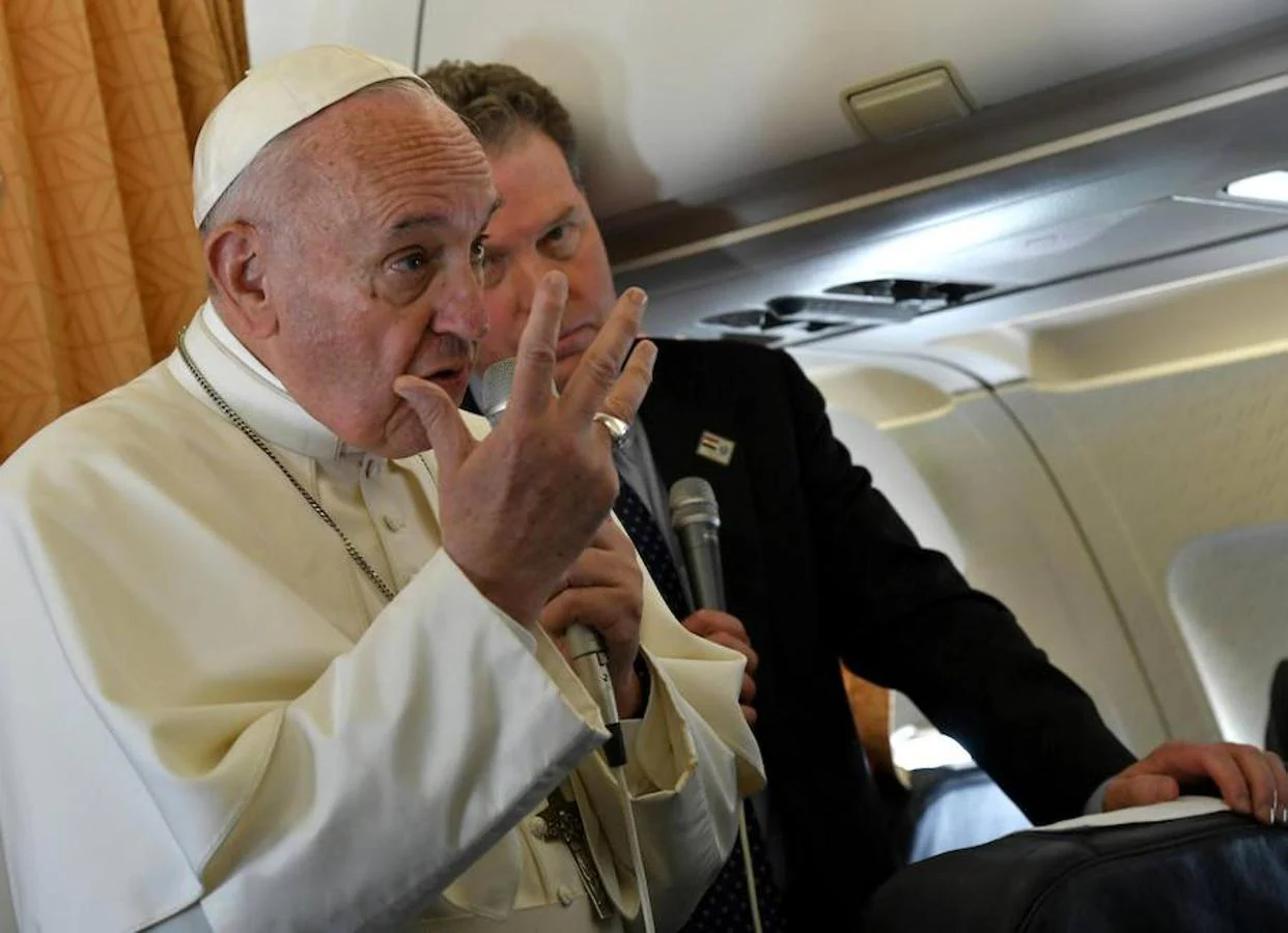 El Papa Francisco se dirige a los periodistas durante el vuelo que ha llevado al sumo pontífice de Roma a El Cairo (Egipto). Efe