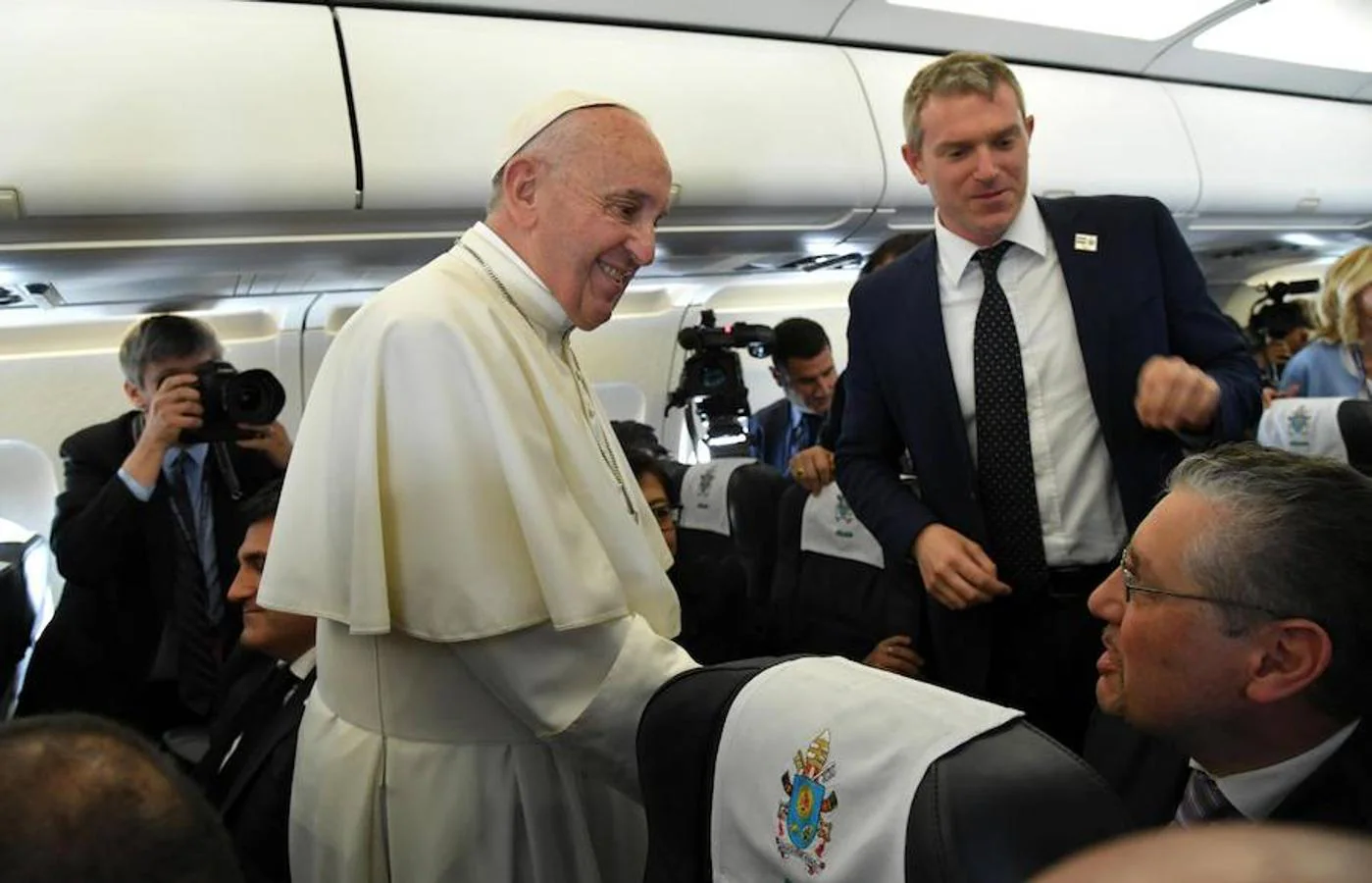 El Papa Francisco pasea por el avión que le ha llevado hasta El Cairo (Egipto). Efe