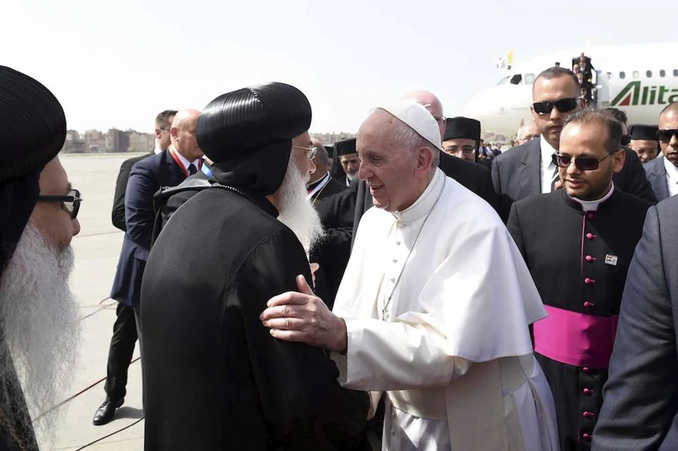 El Papa Francisco saluda a un sacerdote ortodoxo egipcio nada más aterrizar en El Cairo (Egipto). Efe
