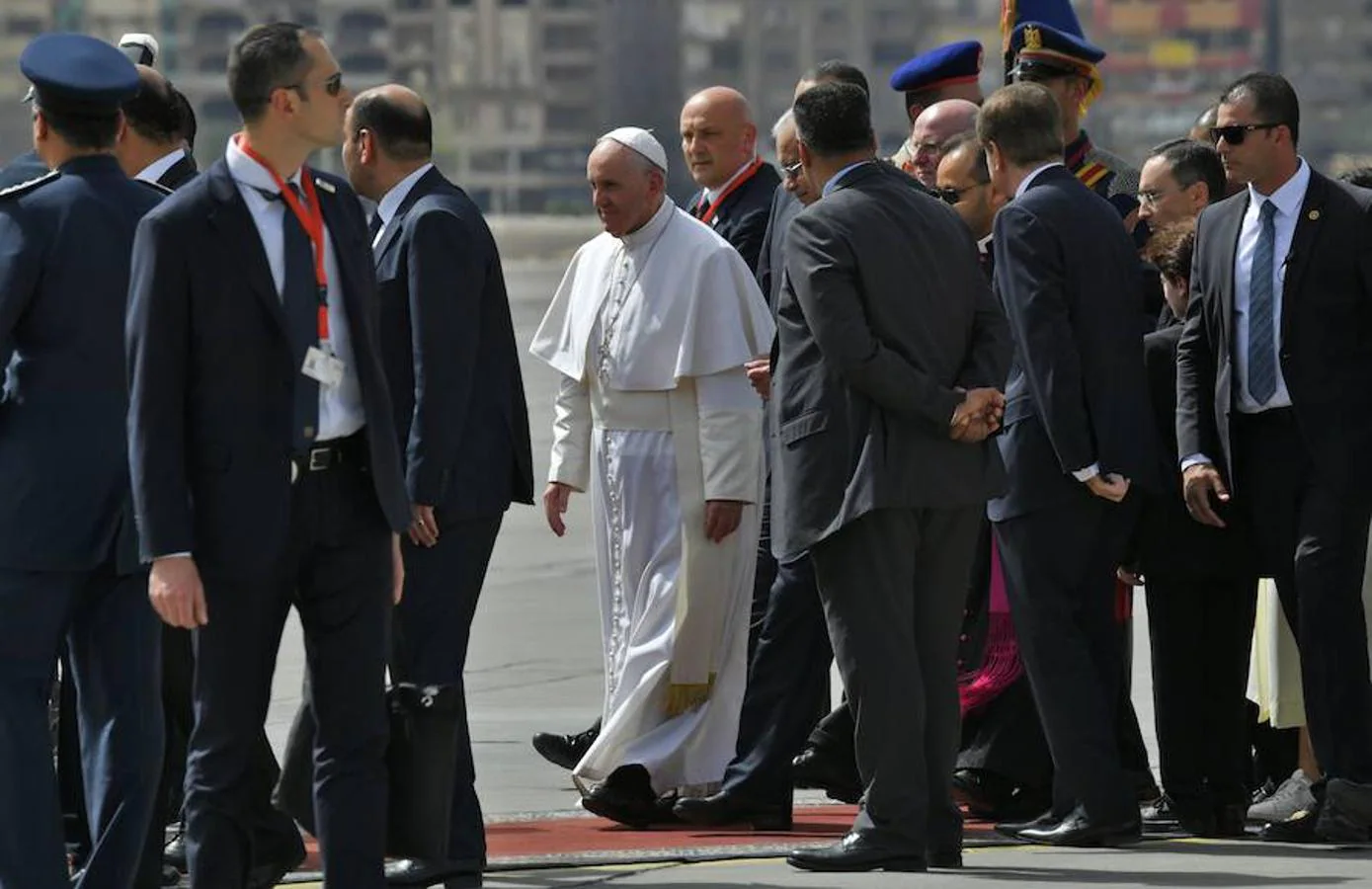 El Papa Francisco, nada más aterrizar en el aeropuerto de El Cairo (Egipto). AFP