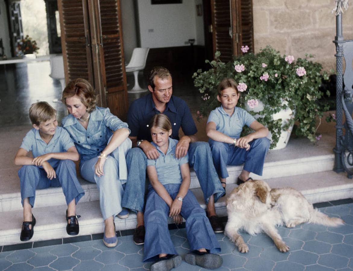 La Familia Real, en el Palacio de Marivent en 1976. Aquel fue el primer verano en Mallorca tras la restauración de la Monarquía