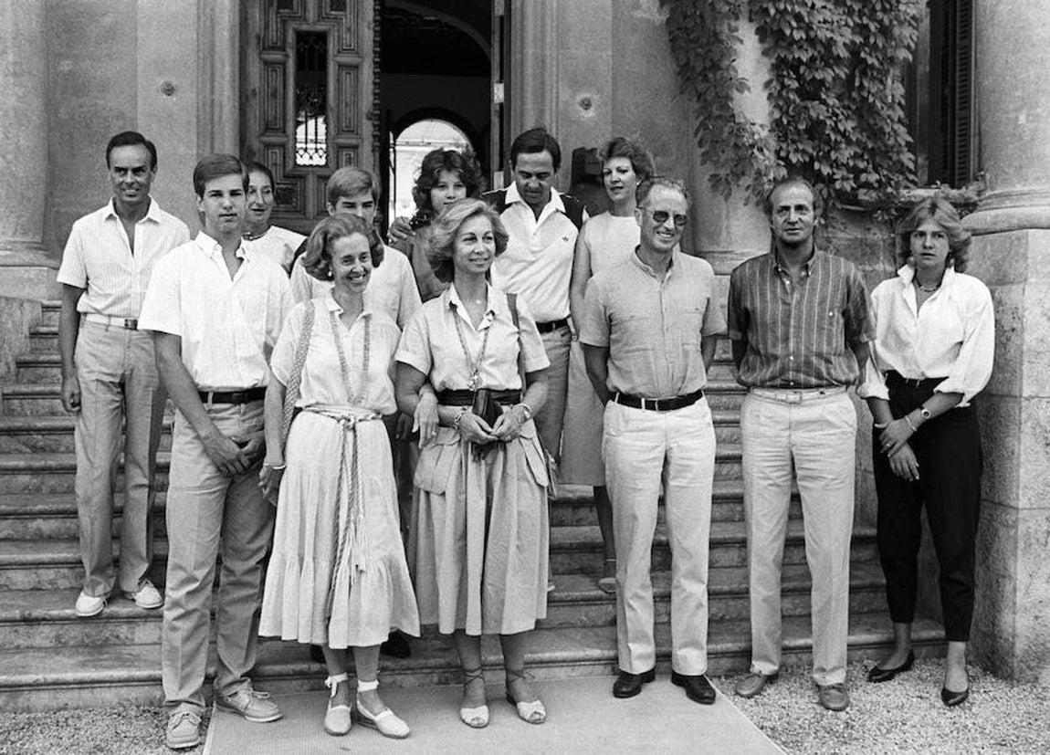 Los Reyes de España en 1984, con los de Bélgica (Balduino y Fabiola) y los de Grecia (Constantino y Ana María), con sus respectivos hijos. 