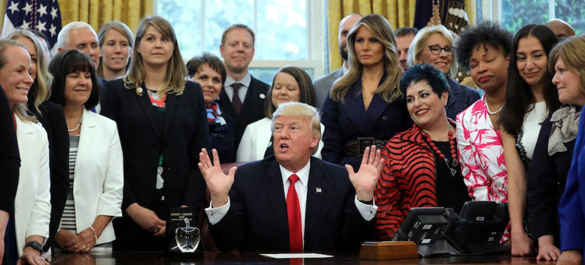 El presidente estadounidense Donald Trump sostiene una pluma después de firmar la orden ejecutiva de la HBCU en el Despacho Oval de la Casa Blanca, en Washington