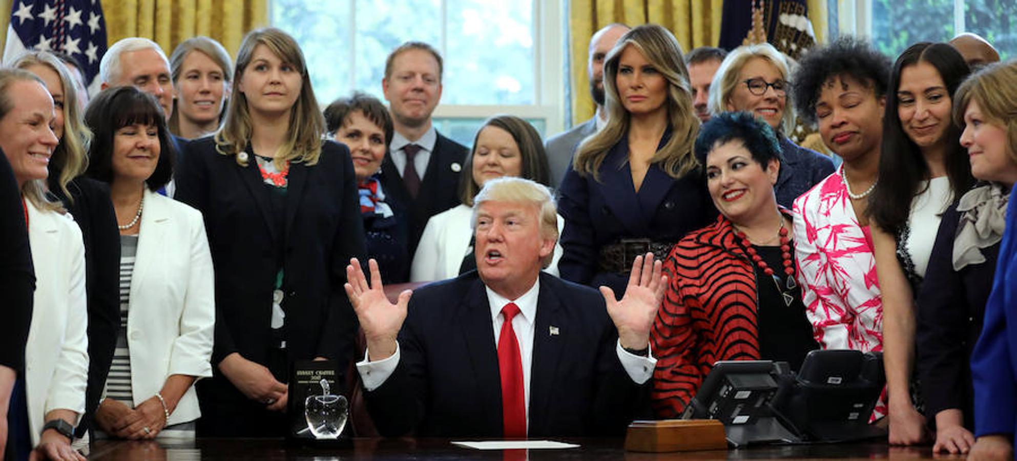 El presidente estadounidense Donald Trump sostiene una pluma después de firmar la orden ejecutiva de la HBCU en el Despacho Oval de la Casa Blanca, en Washington. 