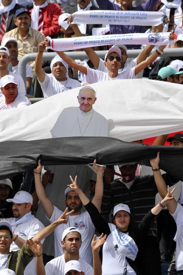 Multitudinaria misa del Papa Francisco en el estadio de la Defensa Aérea de El Cairo