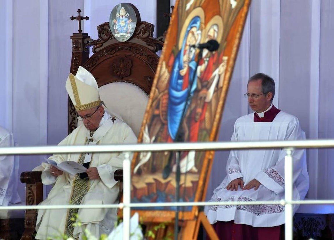 Multitudinaria misa del Papa Francisco en el estadio de la Defensa Aérea de El Cairo