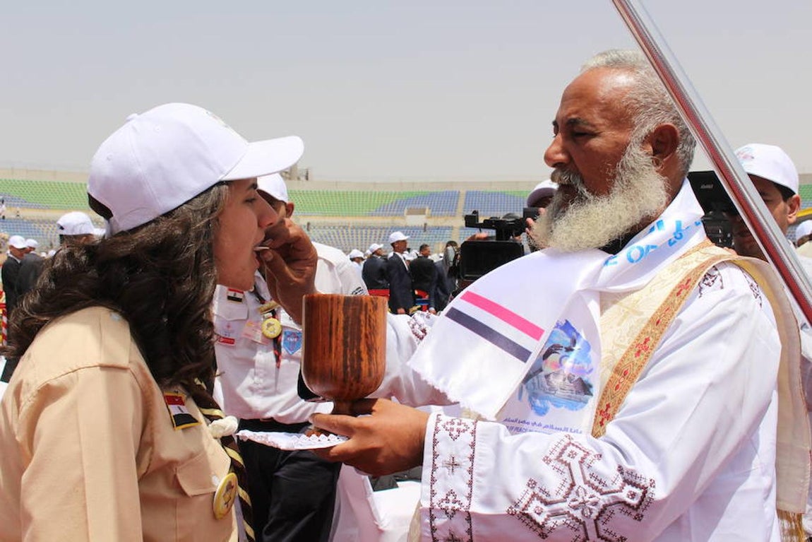 Multitudinaria misa del Papa Francisco en el estadio de la Defensa Aérea de El Cairo