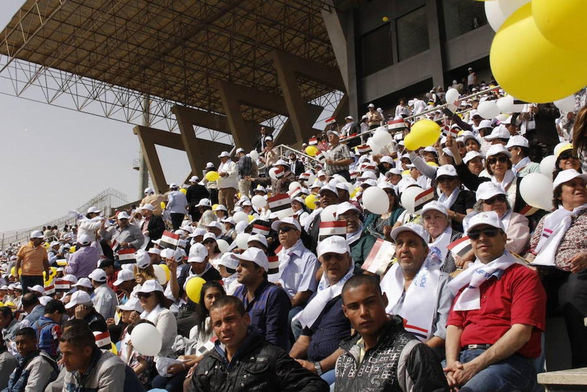Multitudinaria misa del Papa Francisco en el estadio de la Defensa Aérea de El Cairo