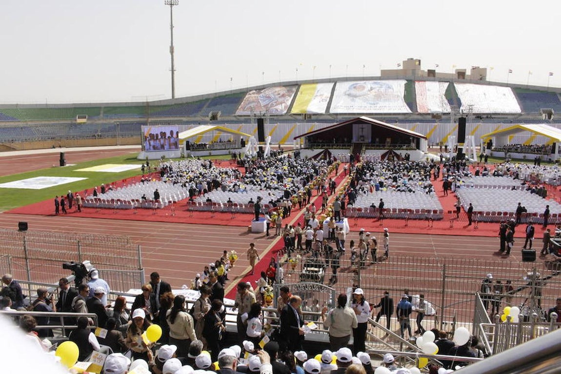 Multitudinaria misa del Papa Francisco en el estadio de la Defensa Aérea de El Cairo