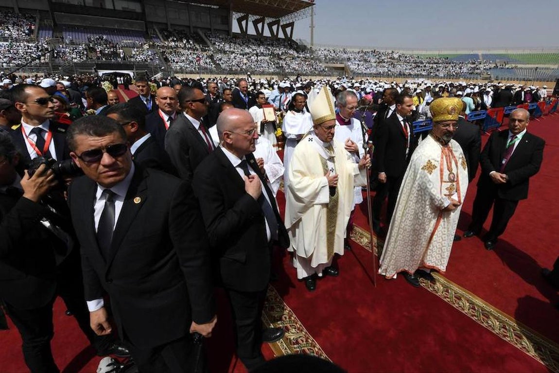 Multitudinaria misa del Papa Francisco en el estadio de la Defensa Aérea de El Cairo