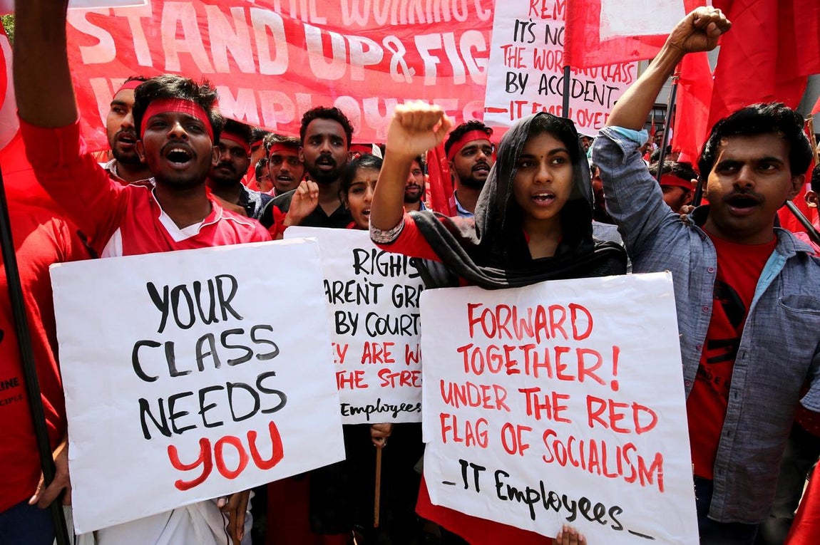 Bangalore, India. Trabajadores participan en la marcha convocada por sindicatos para celebrar el Día Internacional de los Trabajadores