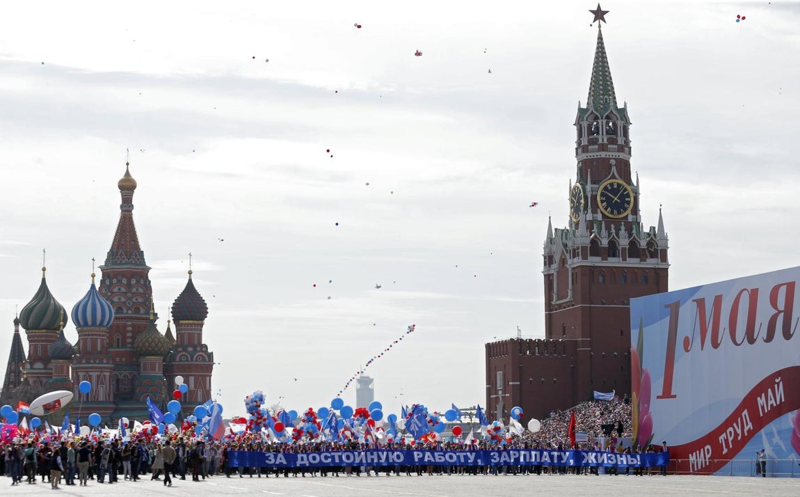 Moscú, Rusia. Una multitud participa en la marcha celebrada con motivo del Día Internacional de los Trabajadores en Moscú