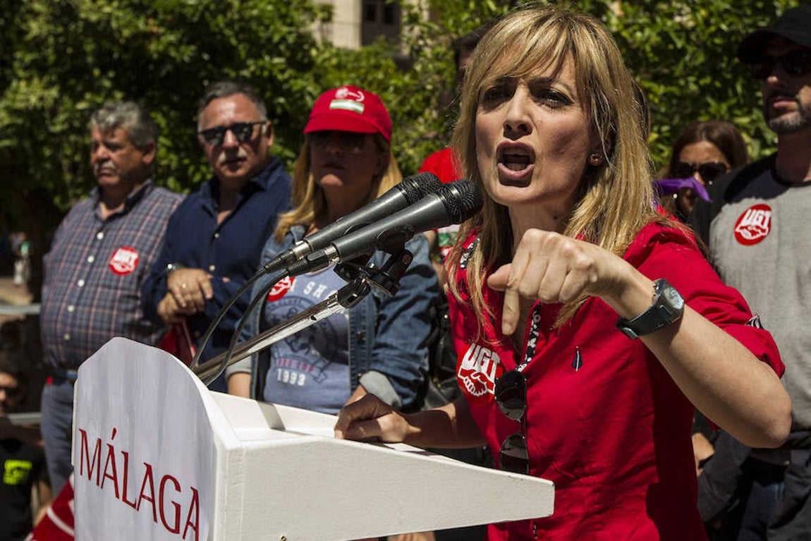 Miles de personas, unas 45.000 personas según los organizadores, han salido a las calles de la capitales andaluzas convocados por los sindicatos CCOO y UGT para participar en las tradiciones manifestaciones por el Primero de Mayo, que ha tenido en Málaga la ciudad elegida para la movilización central, y en las que han pedido en un ambiente "festivo y reivindicativo" un empleo "más estable y más justo". 